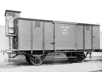 856794 Afbeelding van de (beremde) gesloten goederenwagen nr. 8238 van de H.S.M., gebouwd door Werkspoor N.V. te Amsterdam.